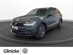 Grau (delfingrau metallic) Gebraucht 2022 VW Tiguan Life SUV | 26.480 € (Superpreis)