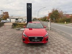 Rot Gebraucht 2017 Hyundai i30 Pure Limousine | 8.990 € (Superpreis)