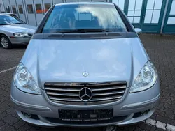 Silber Gebraucht 2005 Mercedes 180 Avantgarde Limousine | 2.999 €