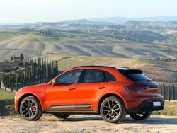Orange Gebraucht 2022 Porsche Macan SUV | 74.900 € (Teuer)