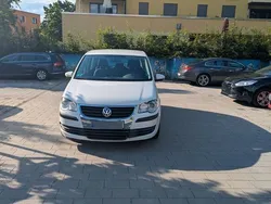 Weiß Gebraucht 2010 VW Touran Conceptline Van / Kleinbus | 3.500 € (Guter Preis)