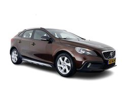 Braun Gebraucht 2016 Volvo V40 CC Momentum Kombi | 7.945 € (Teuer)