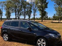 Schwarz Gebraucht 2016 Opel Zafira Tourer Edition Van / Kleinbus | 10.950 € (Fairer Preis)