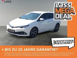 Weiß Gebraucht 2017 Toyota Auris Hybrid Edition-S Limousine | 15.980 €