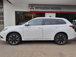 Weiß Gebraucht 2016 Mitsubishi Outlander P-HEV Plus SUV | 15.190 € (Fairer Preis)