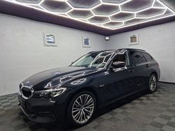 Black sapphire (metallic) Gebraucht 2022 BMW 330e Sport Line Kombi | 27.880 € (Superpreis)