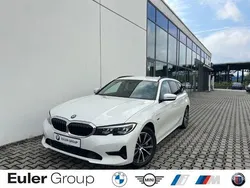 Weiss Gebraucht 2022 BMW 330e Sport Line Kombi | 29.688 € (Fairer Preis)