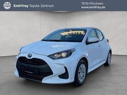 Schneeweiß Gebraucht 2022 Toyota Yaris Hybrid Business Edition Limousine | 17.490 € (Superpreis)