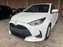Weiß Gebraucht 2022 Toyota Yaris Comfort Limousine | 12.999 € (Fairer Preis)