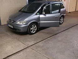 Grau Gebraucht 2005 Opel Zafira Van / Kleinbus | 2.200 € (Teuer)