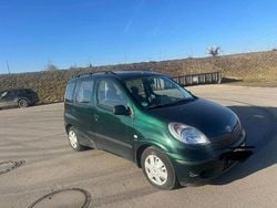 Grün Gebraucht 2001 Toyota Yaris Limousine | 1.390 € (Superpreis)