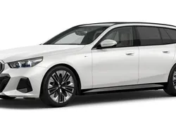Weiß Gebraucht 2024 BMW 540 Comfort Edition Kombi | 72.185 €