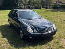 Schwarz Gebraucht 2006 Mercedes 220 Kombi | 2.600 €