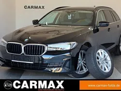 Black sapphire metallic (metallic) Gebraucht 2023 BMW 520 Sport Line Kombi | 33.800 € (Superpreis)