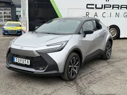 Silver metallic (1l0)/ black ( Gebraucht 2025 Toyota C-HR Team SUV | 39.080 €