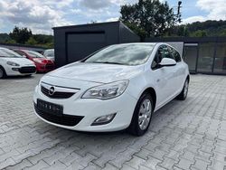 Weiß Gebraucht 2012 Opel Astra Design Edition Limousine | 5.900 € (Etwas zu teuer)