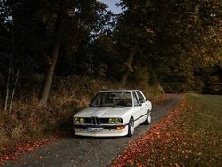 Weiß Gebraucht 1976 BMW 518 Basis Limousine | 9.000 €