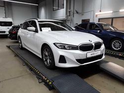 Mineralweiß metallic Gebraucht 2023 BMW 318 Sport Line Kombi | 21.390 € (Fairer Preis)