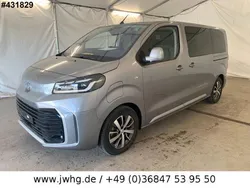 Grau Gebraucht 2024 Toyota Proace Verso Kombi | 34.480 € (Superpreis)