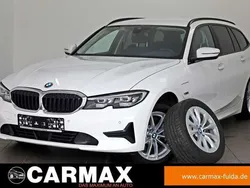 Alpinweiss iii Gebraucht 2022 BMW 330e Advantage Kombi | 29.900 € (Superpreis)