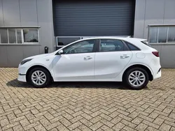 Deluxeweiß metallic Neu 2025 Kia Ceed Vision Limousine | 23.250 € (Guter Preis)