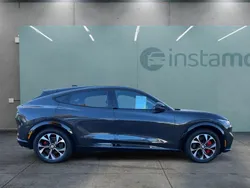 Schwarz Gebraucht 2022 Ford Mustang Mach-E SUV | 39.749 € (Etwas zu teuer)