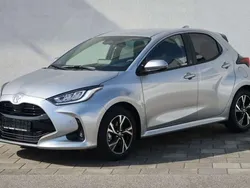 Shimmering silber metallic Neu 2024 Toyota Yaris Hybrid Team Kleinwagen | 24.490 € (Fairer Preis)
