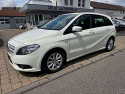 Weiß Gebraucht 2012 Mercedes B180 Van / Kleinbus | 7.490 € (Guter Preis)