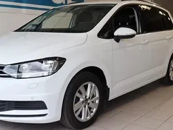 Pure white Gebraucht 2023 VW Touran Comfortline Van / Kleinbus | 31.300 € (Fairer Preis)