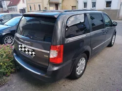 Beige Gebraucht 2016 Chrysler Town & Country Van / Kleinbus | 14.500 €