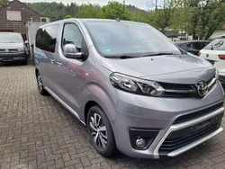 Silber/grau Gebraucht 2023 Toyota Proace Verso Team Kombi | 42.980 € (Fairer Preis)