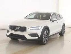 Crystal white pearl / metallic (metallic) Gebraucht 2024 Volvo V60 CC Ultimate Kombi | 44.890 € (Superpreis)