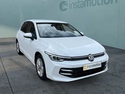 Weiß Gebraucht 2024 VW Golf VIII Life Limousine | 24.940 € (Fairer Preis)