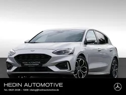 Silber Gebraucht 2020 Ford Focus ST-Line Limousine | 16.490 € (Guter Preis)