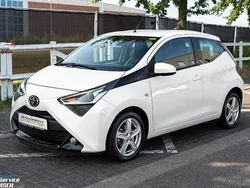 Weiß Gebraucht 2020 Toyota Aygo X-play Kleinwagen | 11.450 € (Etwas zu teuer)