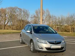 Silber Gebraucht 2012 Opel Astra Selection Limousine | 5.600 € (Etwas zu teuer)
