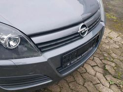 Grau Gebraucht 2004 Opel Astra Limousine | 2.499 € (Fairer Preis)