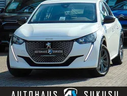 Schneeweiss Gebraucht 2022 Peugeot e-208 Active Kleinwagen | 15.990 € (Fairer Preis)