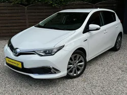 Super white 2 Gebraucht 2016 Toyota Auris Hybrid Executive Limousine | 15.990 € (Etwas zu teuer)