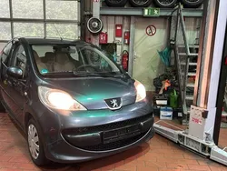 Grau Gebraucht 2008 Peugeot 107 Kleinwagen | 2.490 € (Fairer Preis)