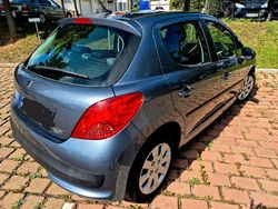 Grau Gebraucht 2008 Peugeot 207 Tendance Limousine | 3.950 € (Etwas zu teuer)