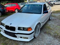 Weiß Gebraucht 1994 BMW 318 Limousine | 2.999 €