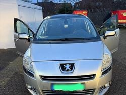 Silber Gebraucht 2011 Peugeot 5008 Family Van / Kleinbus | 4.200 € (Etwas zu teuer)