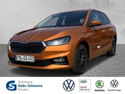 Phoenix orange metallic met. Gebraucht 2024 Skoda Fabia Selection Limousine | 19.700 € (Fairer Preis)