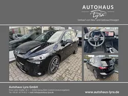 Black sapphire metallic Gebraucht 2024 BMW 220 Active Tourer M Sport Van / Kleinbus | 34.880 € (Fairer Preis)