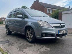 Grau Gebraucht 2005 Opel Zafira Van / Kleinbus | 2.700 € (Fairer Preis)