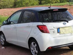 Weiß Gebraucht 2016 Toyota Yaris Hybrid Style Limousine | 10.995 € (Fairer Preis)