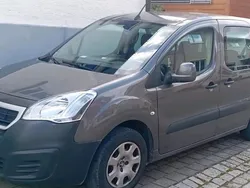 Grau Gebraucht 2016 Peugeot Partner Tepee Van / Kleinbus | 8.000 €