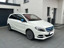 Weiß Gebraucht 2017 Mercedes B Electric Drive Van / Kleinbus | 12.599 €