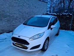 Weiß Gebraucht 2016 Ford Fiesta Kleinwagen | 6.100 € (Fairer Preis)